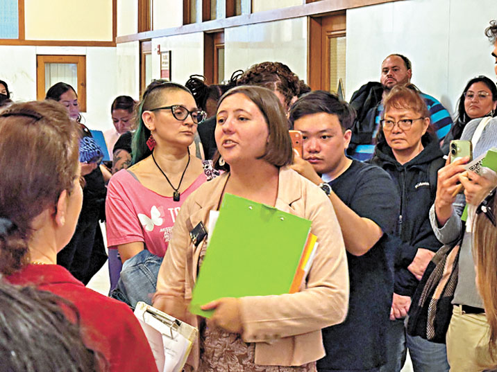 人民預算聯盟組織近百民眾到市政廳游說，要求停止削減社區服務經費。 記者陳程威攝