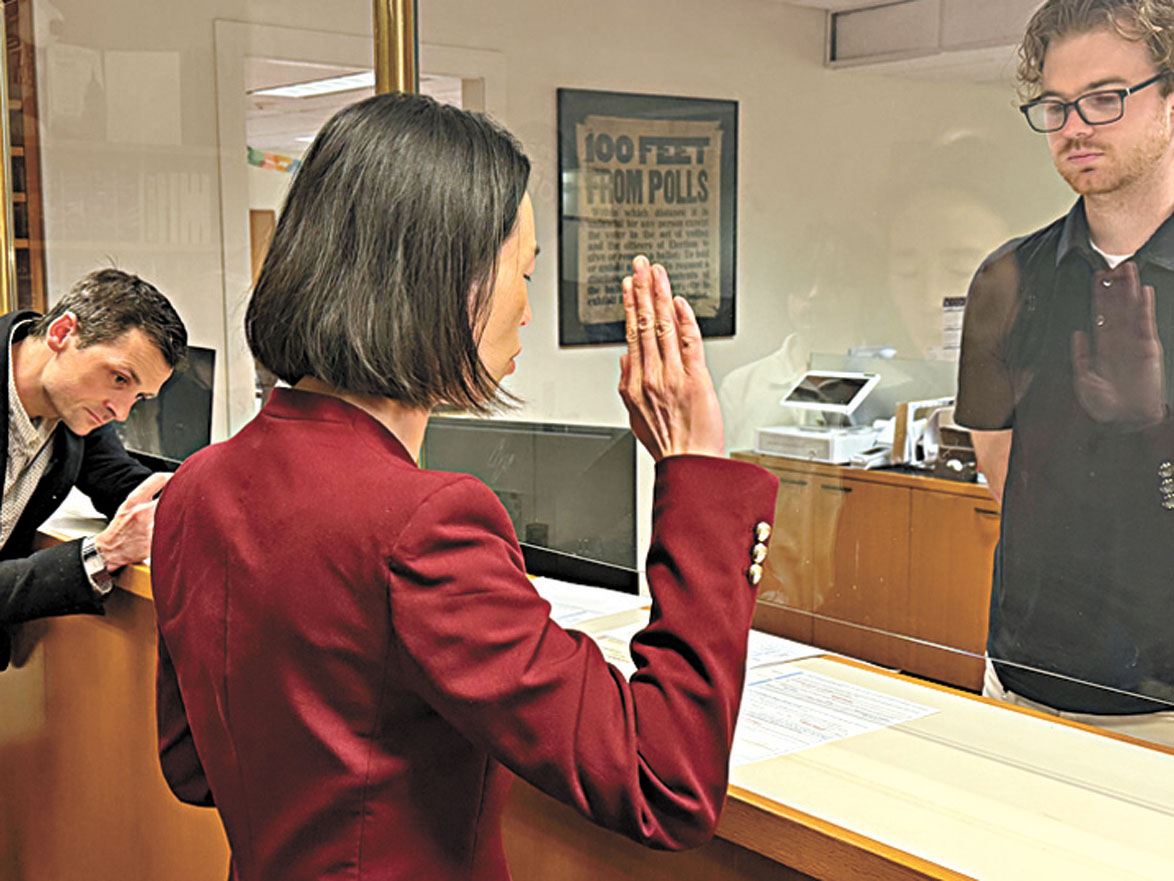 陳詩敏在丈夫與兒子陪同下到市政廳選舉處遞交參選文件及宣誓，正式競逐聯邦眾議員席位。記者陳程威攝