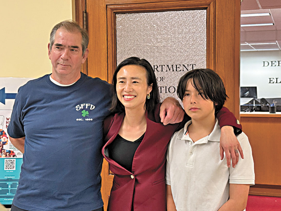 陳詩敏（中）與家人在市政廳選舉處前合影留念。記者陳程威攝