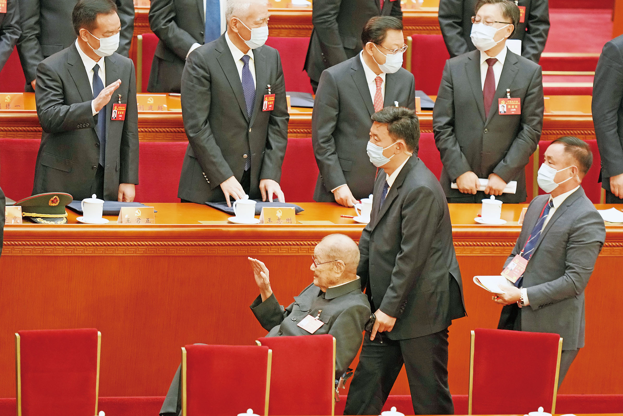 2022年中共二十大開幕會上，特邀代表宋平與代表們打招呼。中新社資料圖片