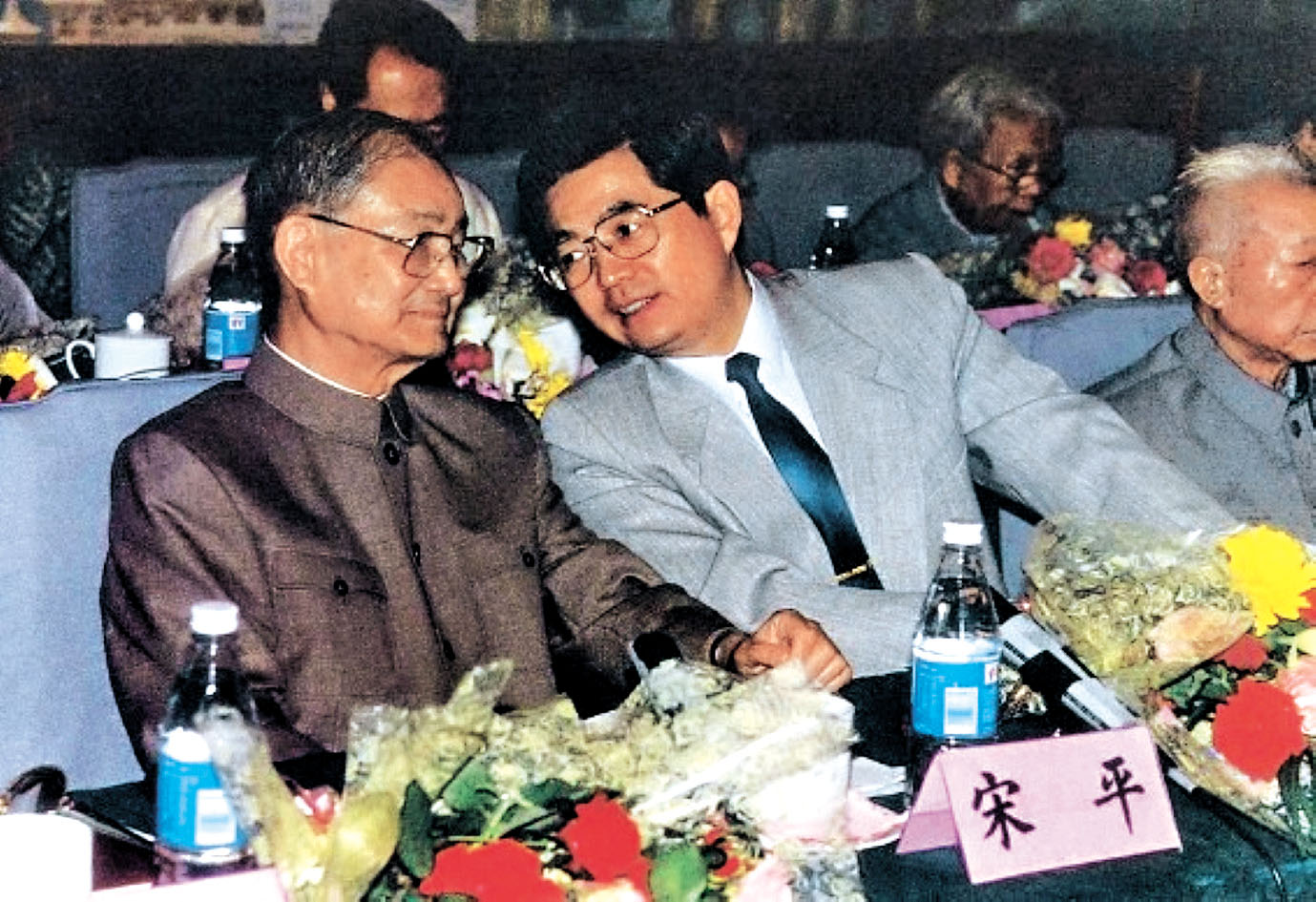宋平和前國家主席胡錦濤（右）。