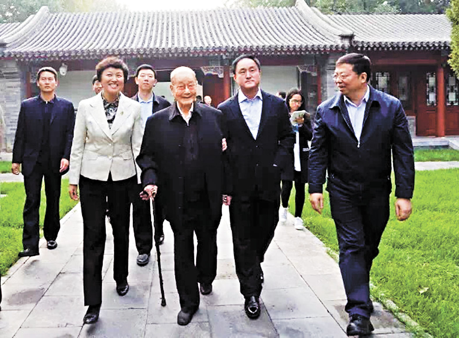 宋平（前排右三）到清華大學視察。網上圖片