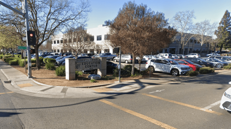 Elk Grove校區通過「跨性別可見日」 家長批評向青少年發錯誤訊息｜細說燊語