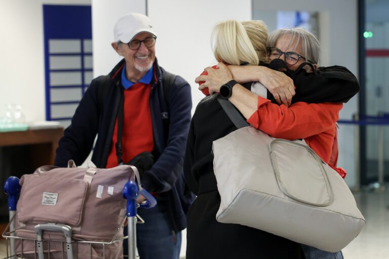 美國正努力撤離因伊朗戰爭而滯留的美國公民｜影片