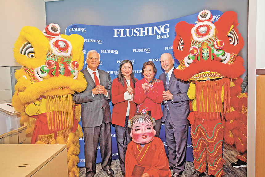 法拉盛銀行高層向來賓致謝。
