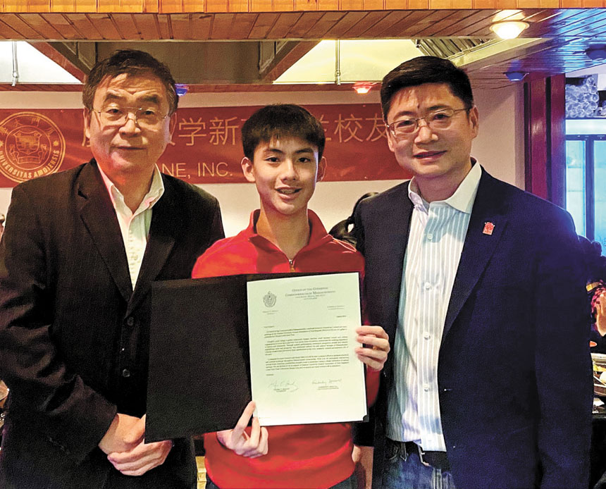 （左起）柏志剛、手持州長賀信的黃羿龍、黃埜會長合影。