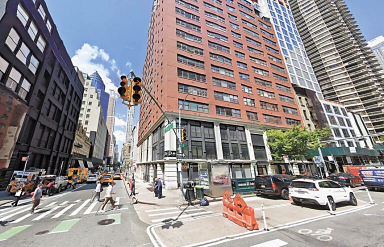 位於曼哈頓第3大道1010號的建築進行了超過640萬元維修。 谷歌地圖