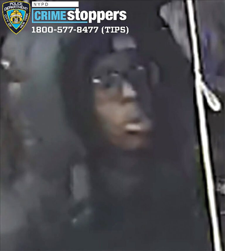 警方目前正通緝涉案疑犯。 NYPD