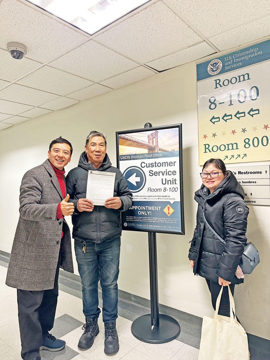 賀立寧(左一)與莊文怡辦公室27日幫助陳銳華(中)現場翻譯助其入籍面試成功。賀立寧提供