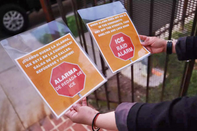 標語牌告知當地居民高地公園安裝警報器，用於提醒ICE人員出現。洛杉磯時報