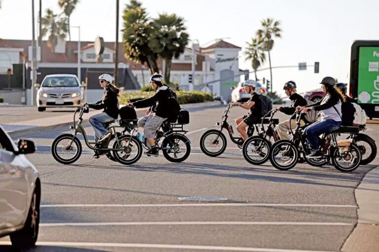 圖為曼哈頓灘米拉科斯塔高中附近，電動自行車騎行者穿過交叉路口。洛杉磯時報/資料圖片