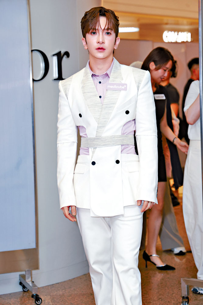 Anson Lo早前發燒不適，昨日精神奕奕現身活動。