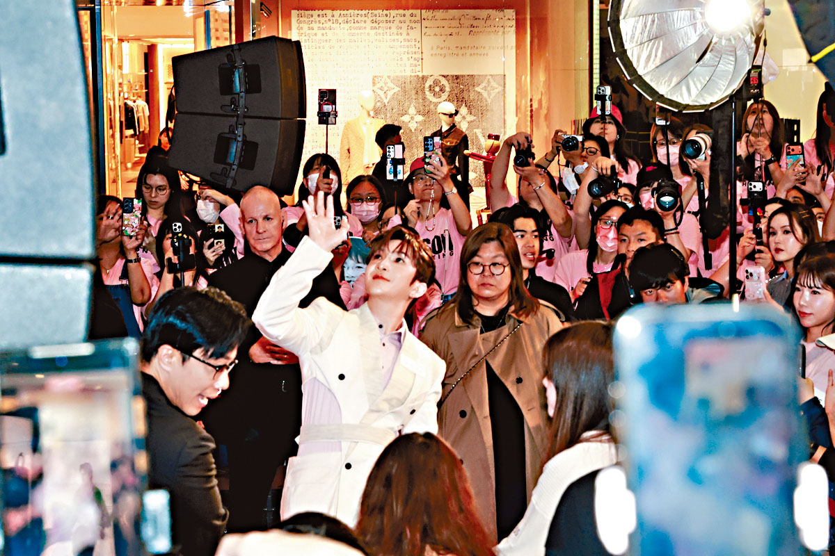 兩個多月未見粉絲的Anson Lo，開心同大家揮手。