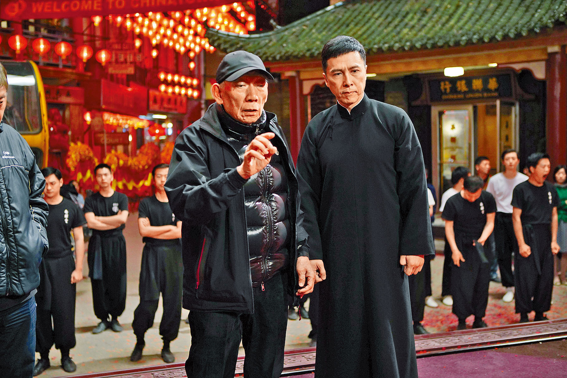 甄子丹透露曾獲恩師袁和平劇組邀請他出演《鏢人》，可惜因檔期問題未能參與。