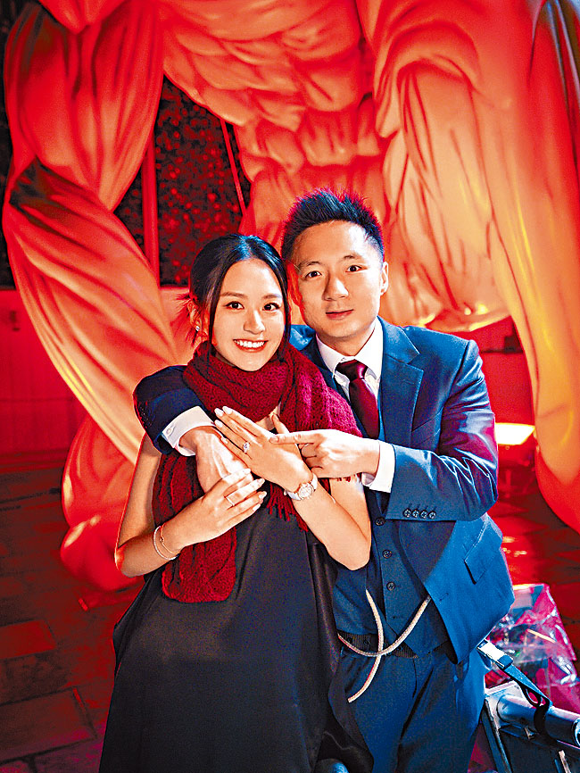 鍾培生向民建聯小花莊雅婷求婚成功。