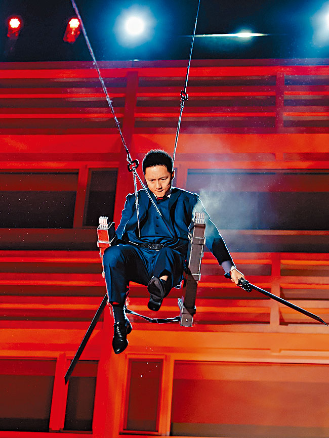 鍾培生模仿動漫角色從天而降，兩個月前就開始綵排。