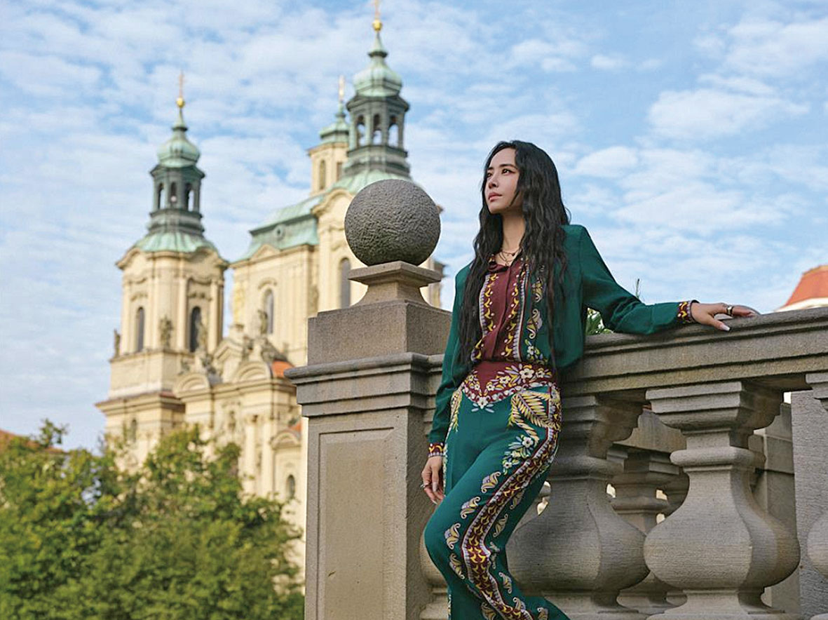 蔡依林釋出《布拉格廣場》MV花絮，笑說廣場沒有許願池。網上圖片