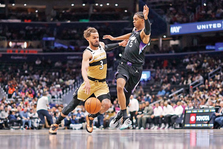 特雷楊（左）突破爵士隊球員貼身防守帶球衝向籃筐。路透社