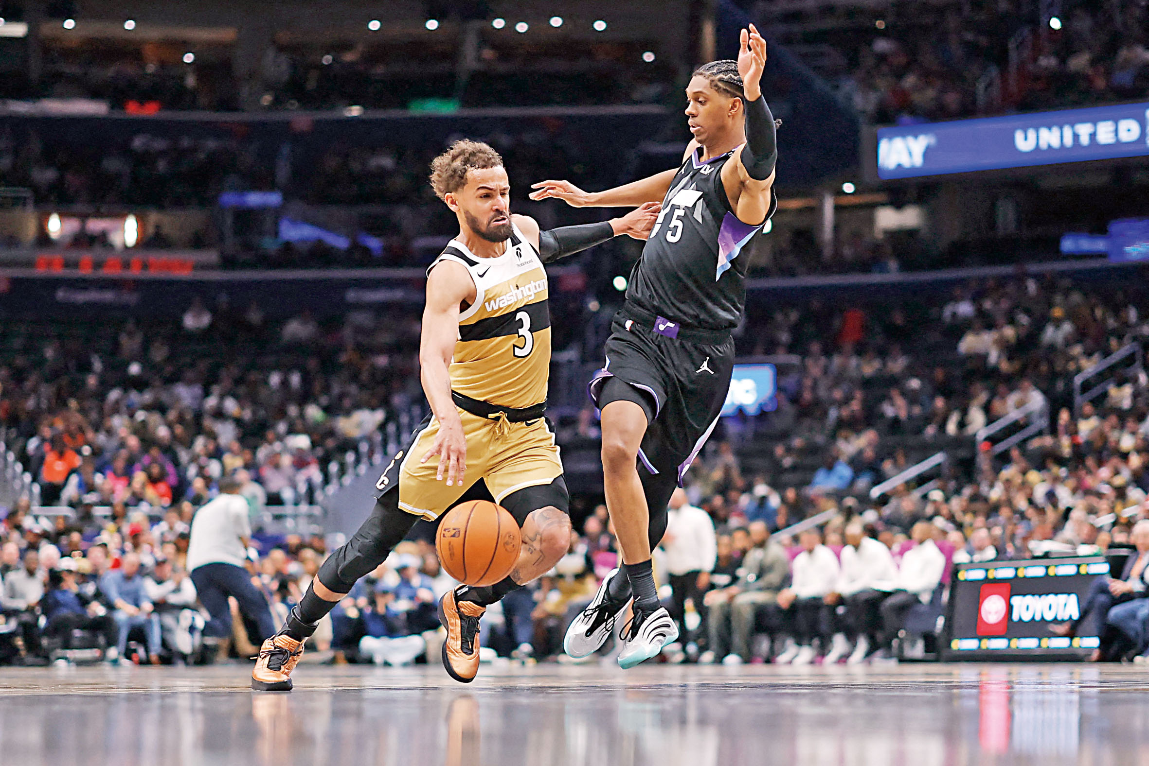 特雷楊（左）突破爵士隊球員貼身防守帶球衝向籃筐。路透社