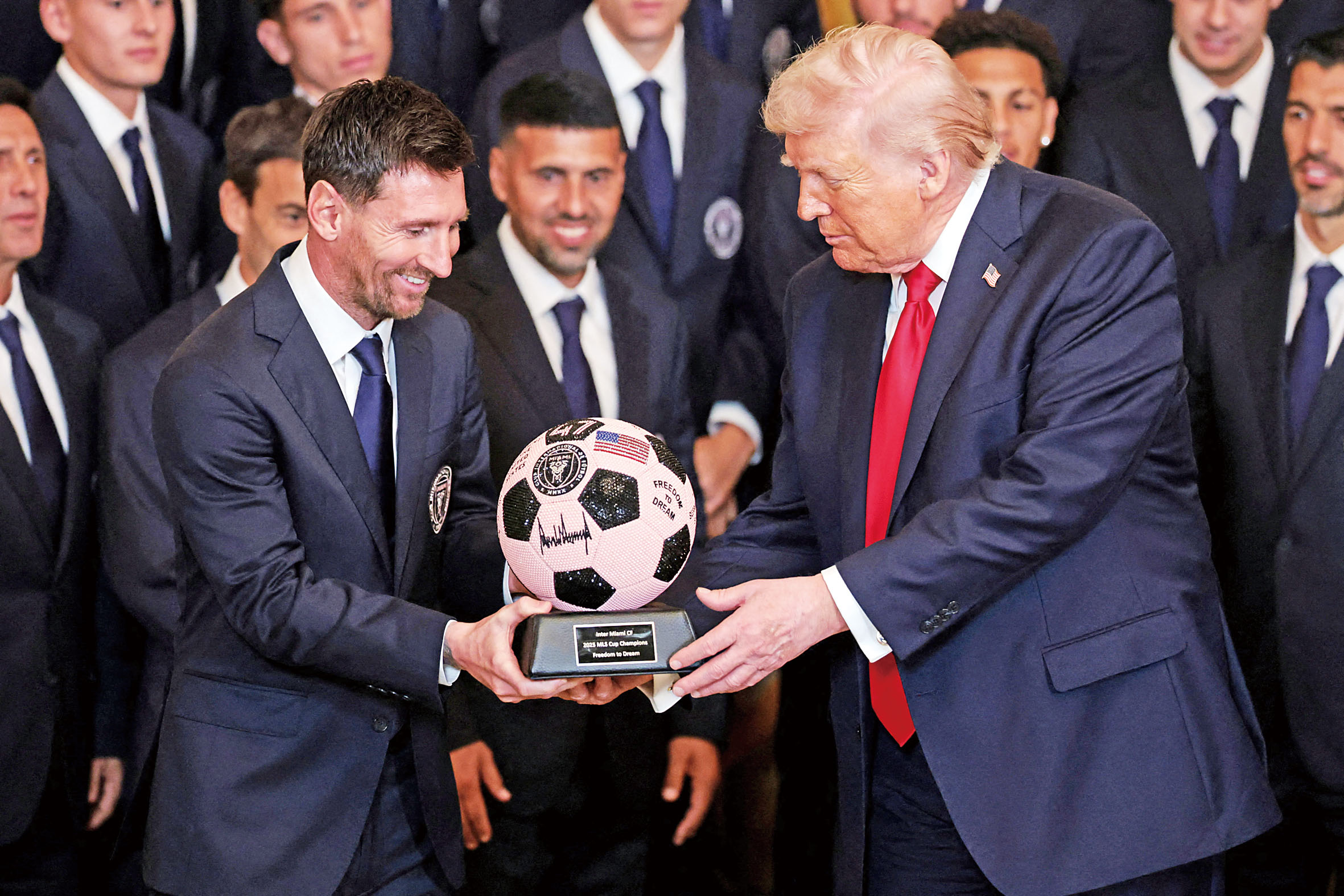 特朗普5日在白宮東廳歡迎邁阿密國際球員和球隊官員。路透社