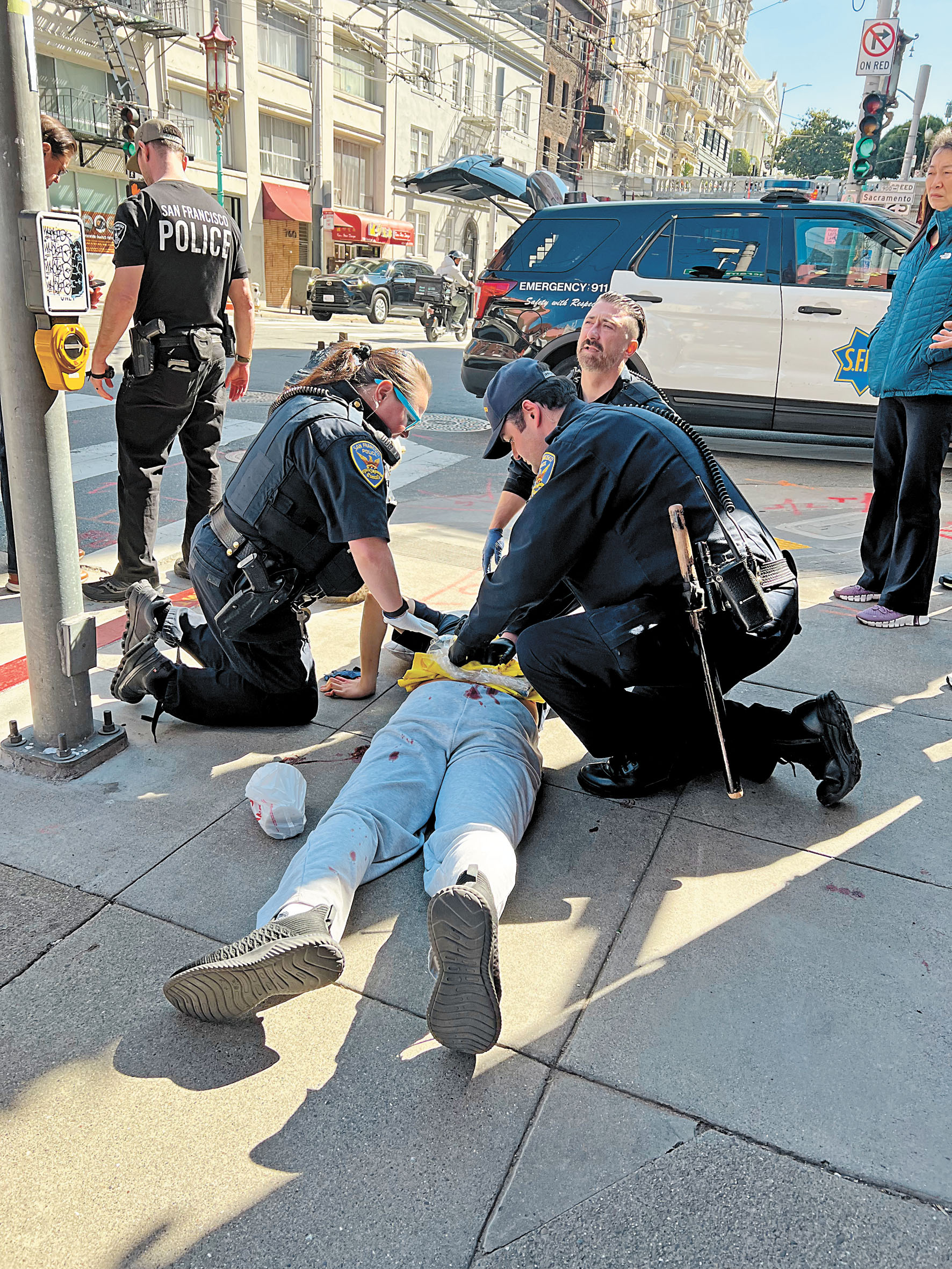 急救人員趕到後施救。華埠守望相助者提供