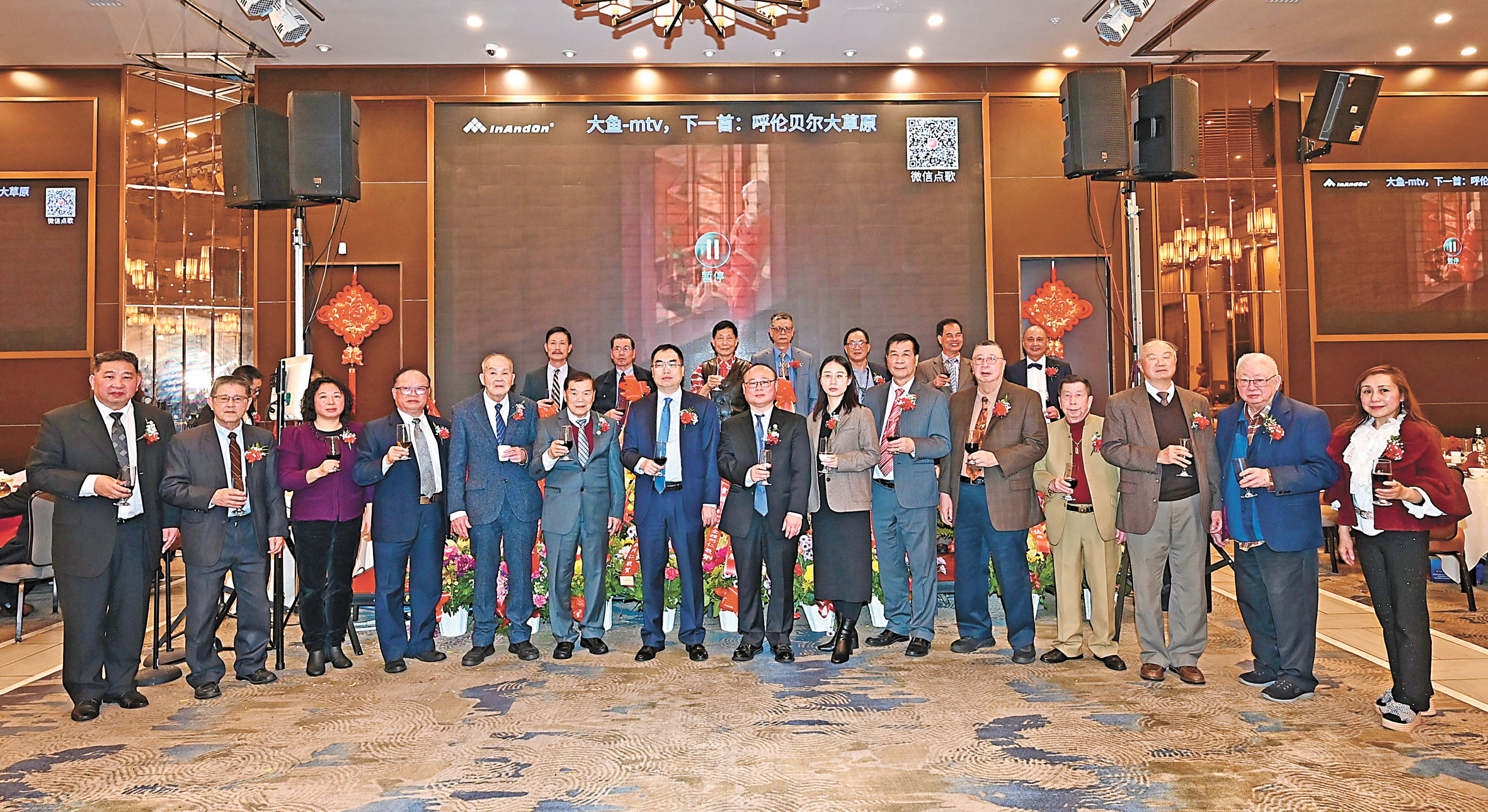 中領館官員、統促會、陽和總會館、儀英、協善等嘉賓親臨，與俊英工商總會首長共同舉杯祝酒。馬紅兵攝