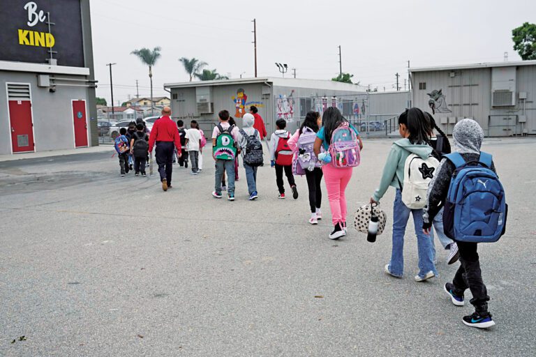 加州公校兩年來因部分學生未完成州法律規定的全部疫苗接種，損失了超過220萬元的州政府撥款。 美聯社資料圖片