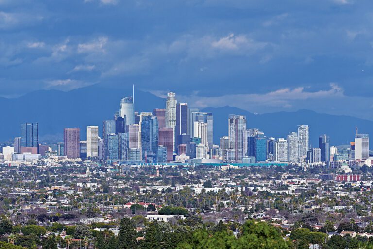 洛杉磯屋主去年持有房產平均超過20年，時間之長全國居冠，圖為洛杉磯市中心天際線。美聯社資料圖片