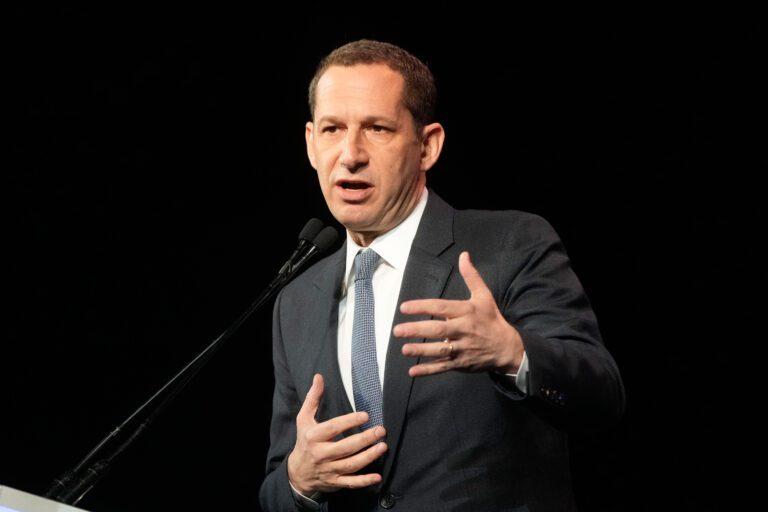 三藩市市長羅偉保鑣當街遭毆打  一警員頭部受傷兩男被捕 | 有影片