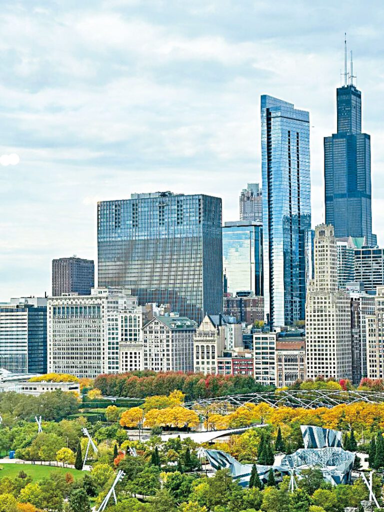 密芝根湖畔的格蘭公園與千禧公園互相映輝、都是民眾最鐘意的休閒場所。芝加哥公園管理局宣佈未來20年進一步打造格蘭公園成為芝加哥市皇冠上的明珠。 梁敏育攝
