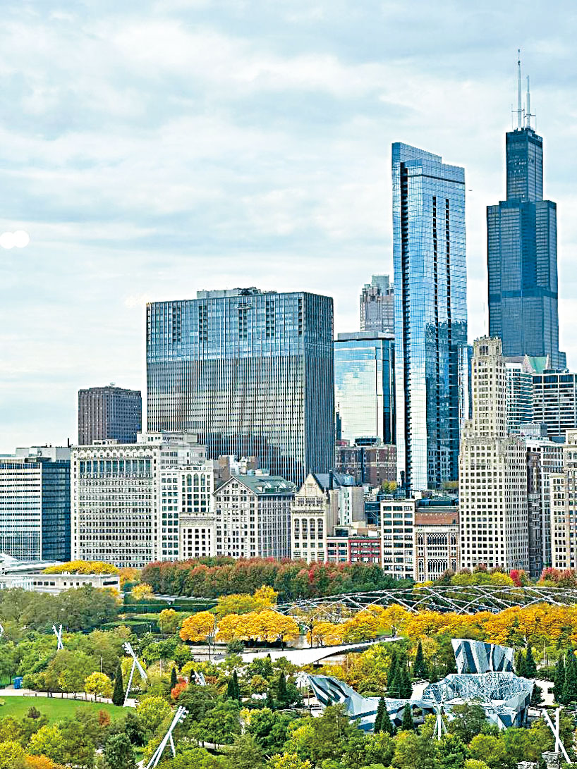 密芝根湖畔的格蘭公園與千禧公園互相映輝、都是民眾最鐘意的休閒場所。芝加哥公園管理局宣佈未來20年進一步打造格蘭公園成為芝加哥市皇冠上的明珠。 梁敏育攝