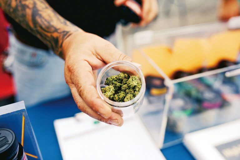 當局預計，鑑於零售市場蓬勃發展，紐約州未來一年可能面臨嚴重的大麻短缺。 Adrianna Newell /紐約時報