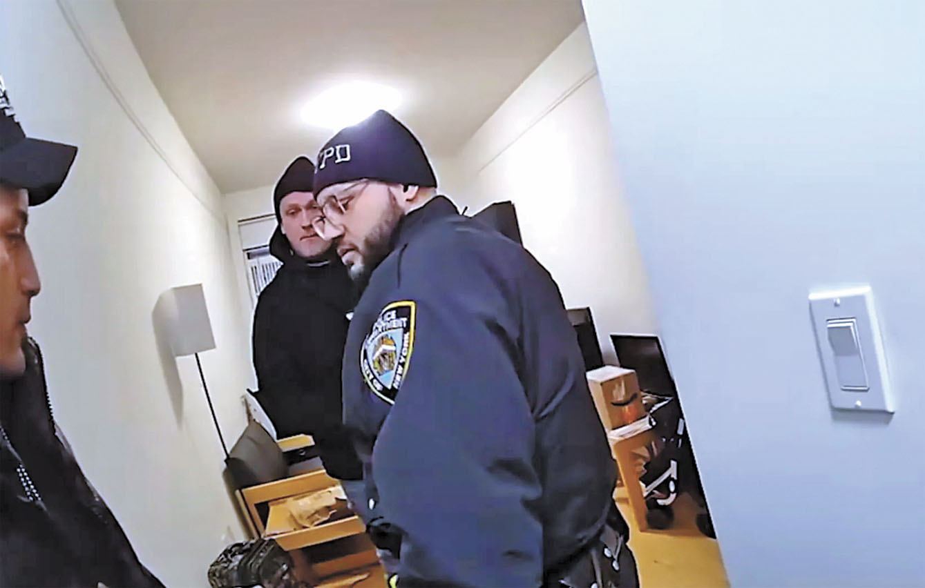市警務處發布隨身攝影機影片，揭示上周聯邦官員進入哥大宿舍時與警方的交涉過程。 NYPD
