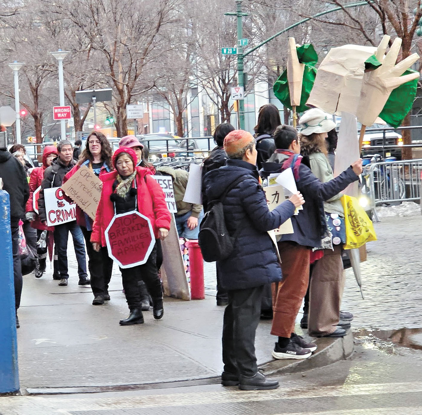 宴會門外數十示威者，包括市議員的幕僚長。
