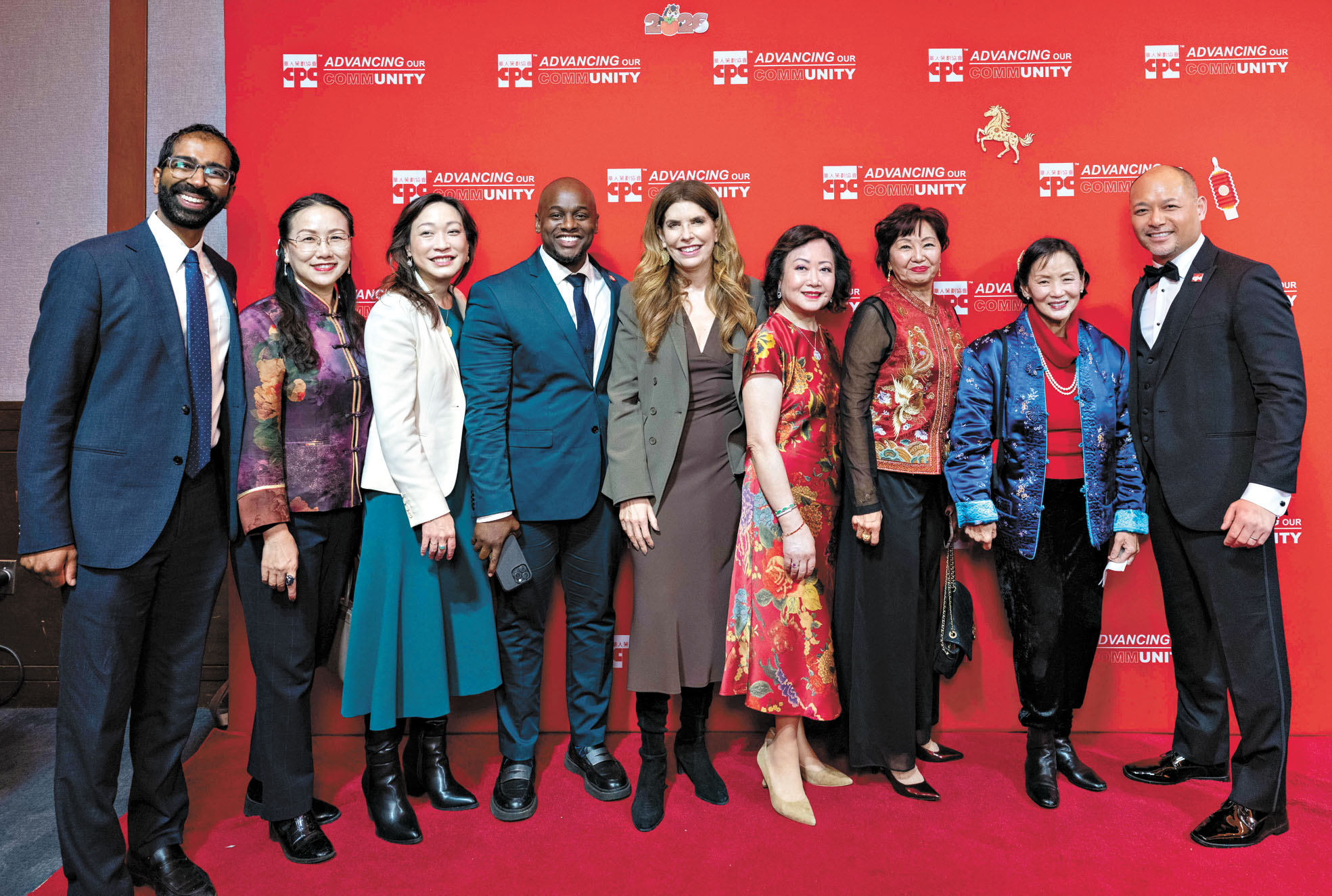 華策會獲獎者與多位民選官員合照。