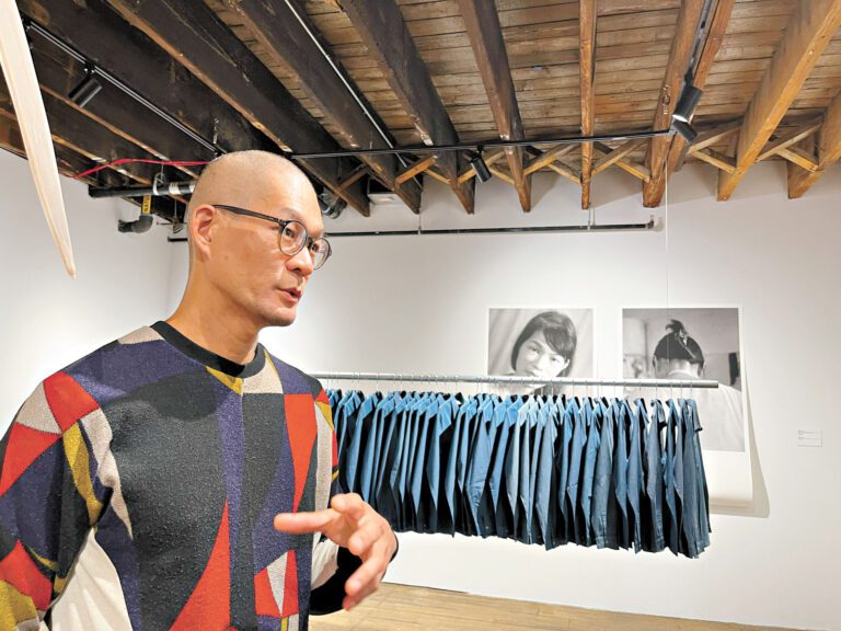 藝術家黃博志於紐約Pioneer Works展出作品「藍色大象」。