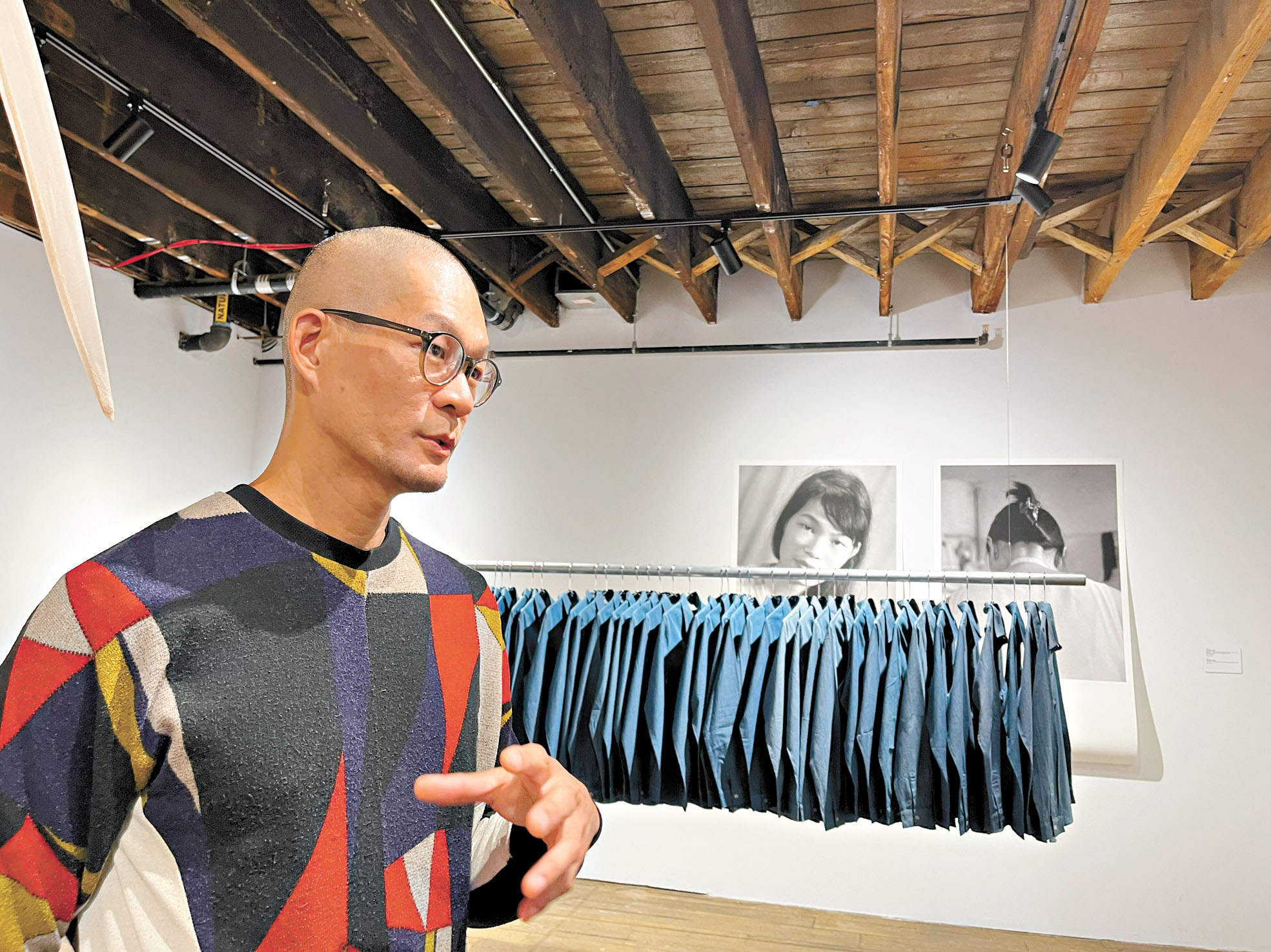 藝術家黃博志於紐約Pioneer Works展出作品「藍色大象」。