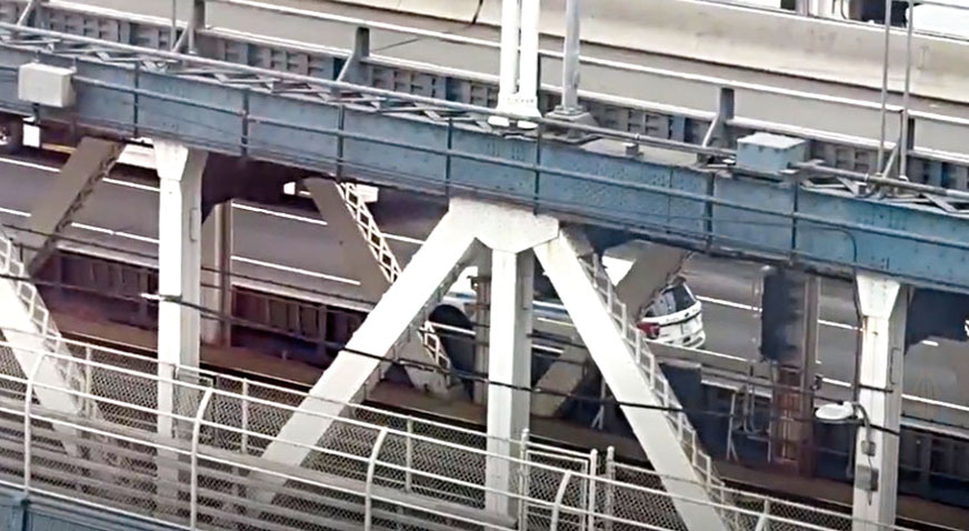 曼哈頓大橋6日上午再生車禍致16傷。Citizen