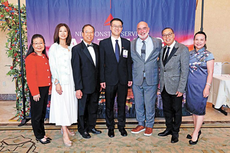 郭志強（中）與理事會成員及嘉賓合影。主辦方提供