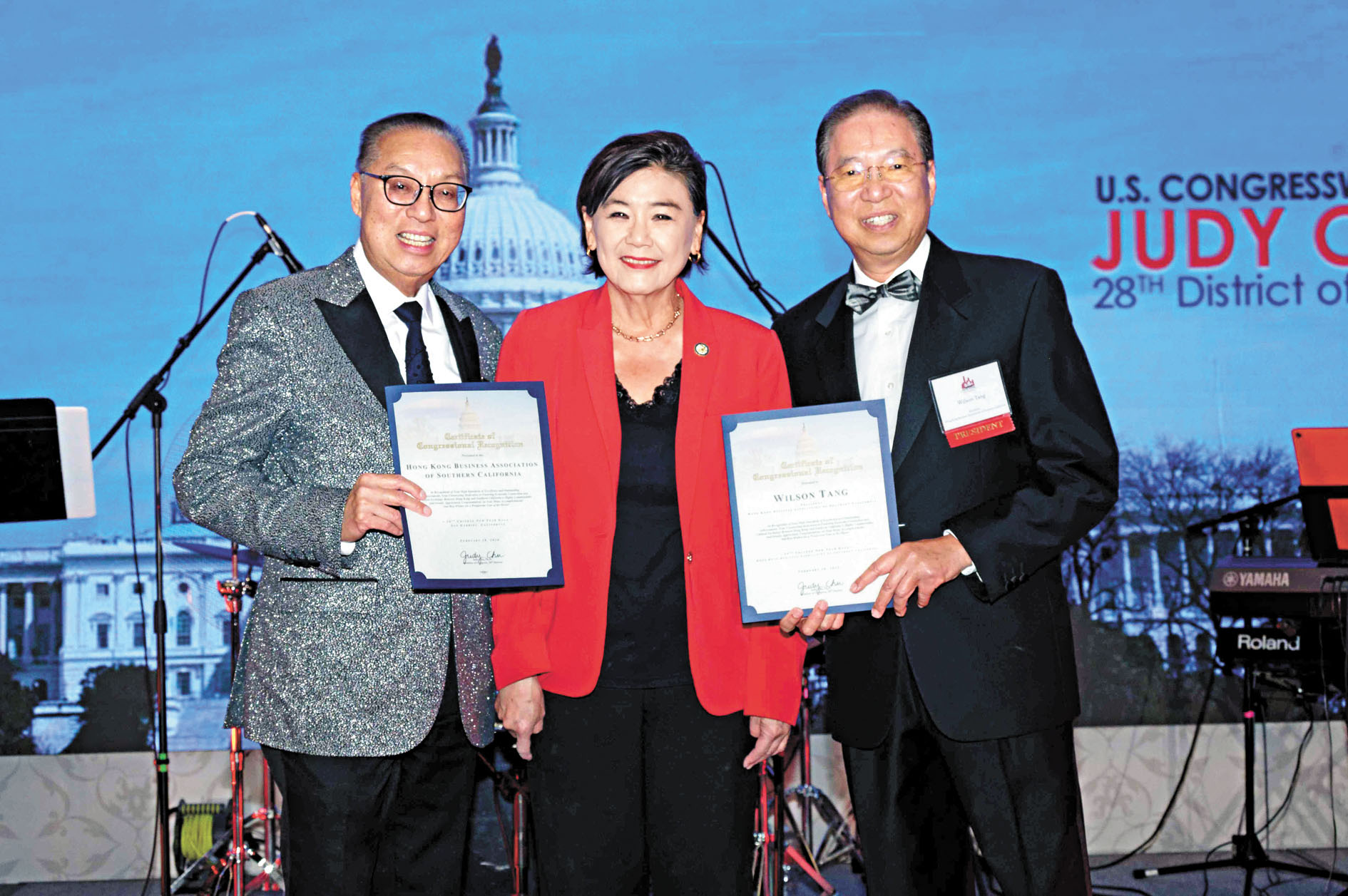 趙美心（中）為主辦方頒發賀狀。主辦方提供