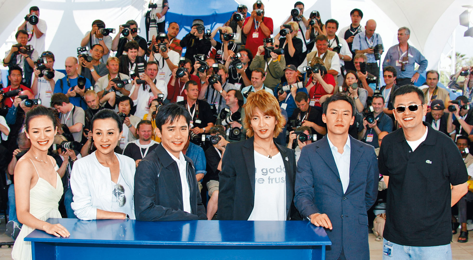 木村（右三）當年獲王家衛（右一）邀請參演《2046》，與梁朝偉（左三）等巨星合作。