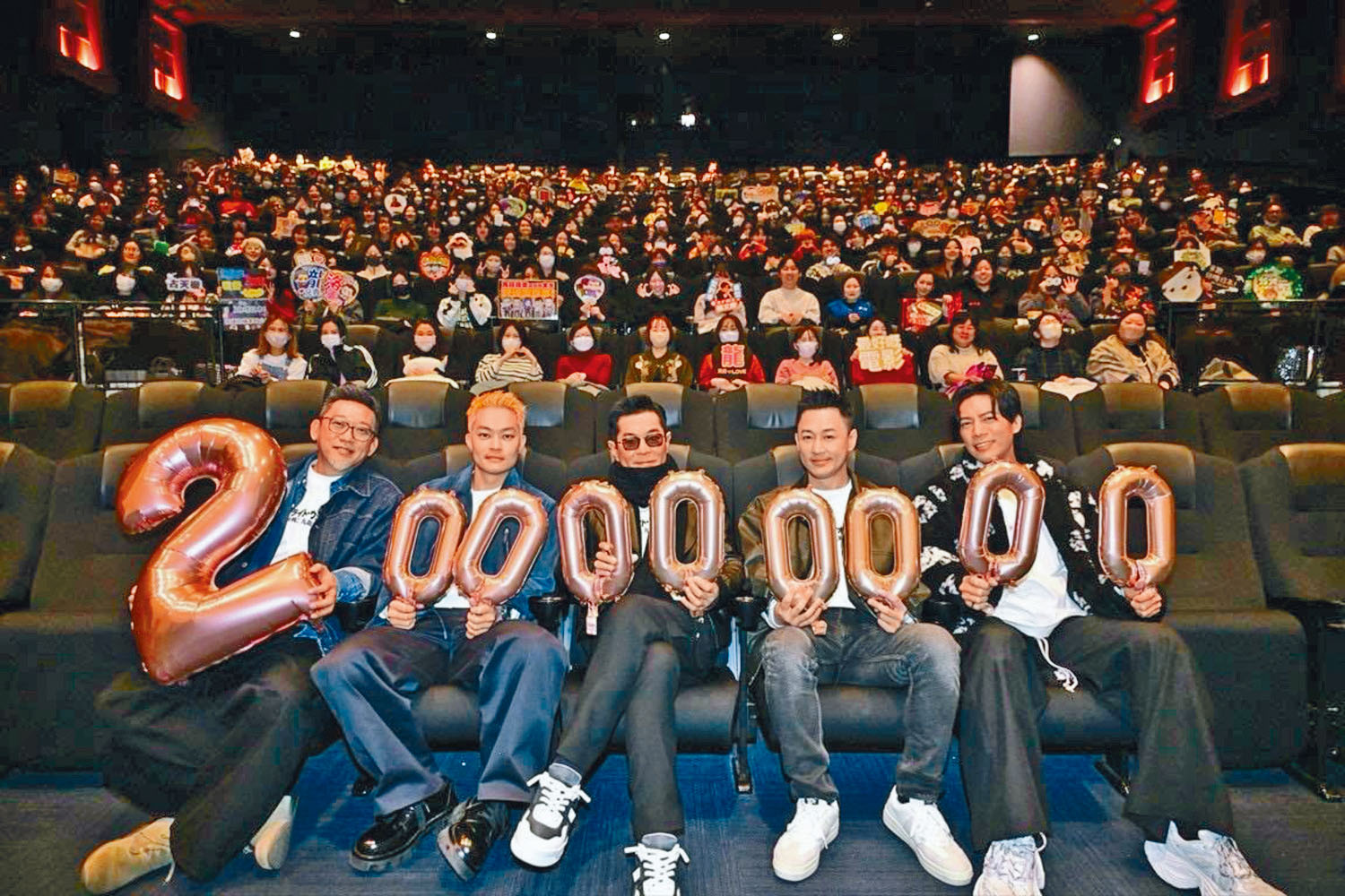 《九龍城寨之圍城》在日本同樣叫好叫座，古仔更拉隊到日本謝票。