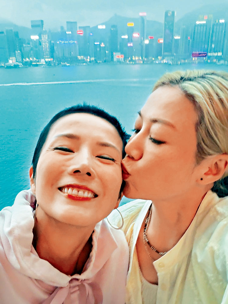 彭秀慧（右）為由細玩到大的吳文忻送上祝福的吻。