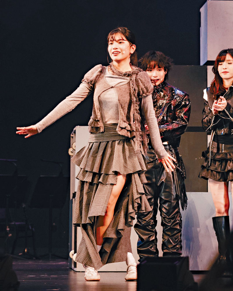 前女團COLLAR成員So Ching客串音樂劇《鹹魚肉餅豬仔包》。