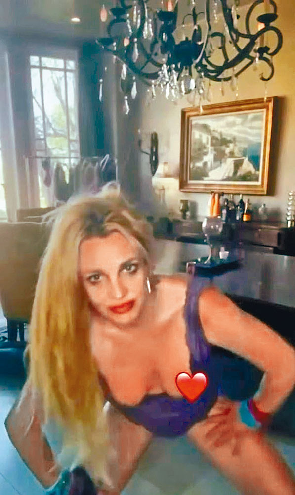 Britney被捕前數小時，曾發布自己身穿低胸緊身衣熱舞的短片，期間更不慎走光。