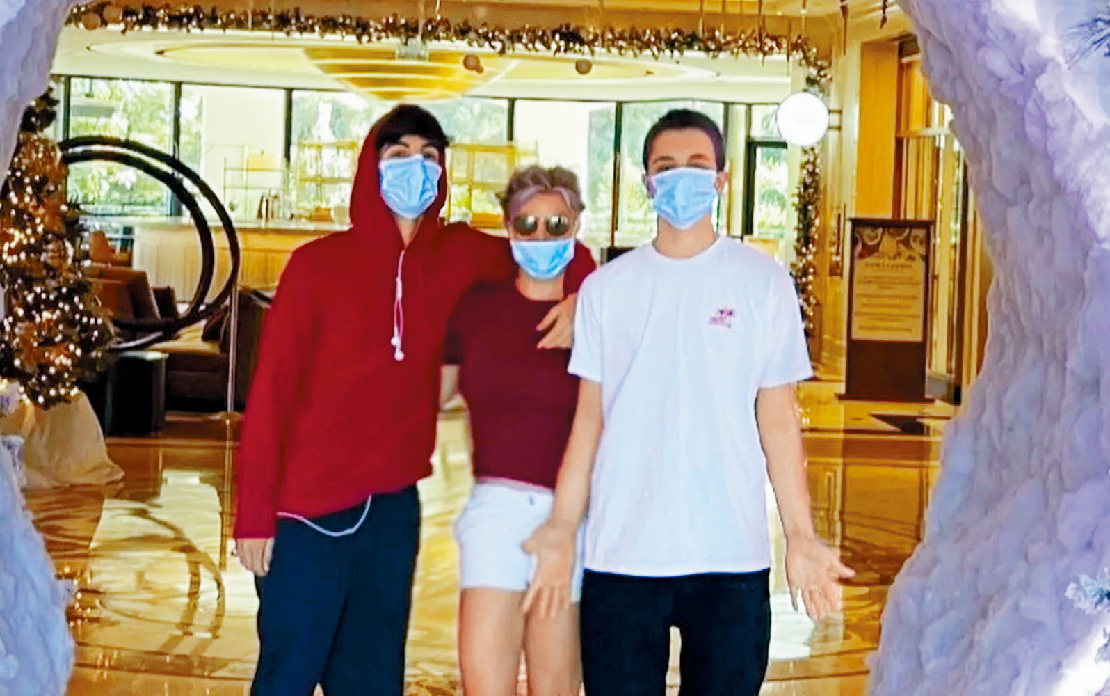 Britney獲釋後亦與2名兒子傾談了一會。