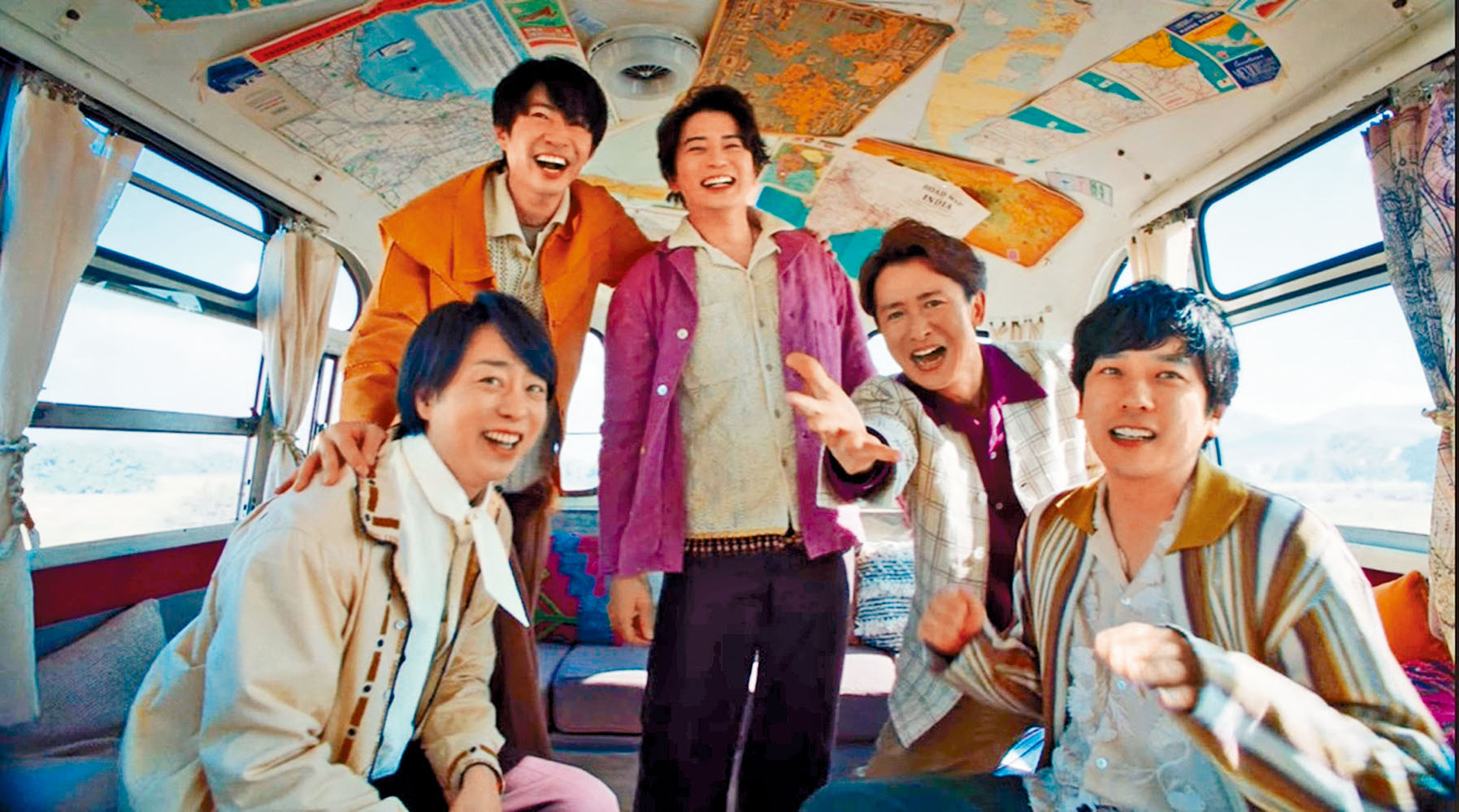 「嵐」在最後單曲《Five》的MV中，大玩公路巴士旅行。