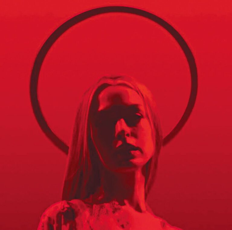 安妮在新片中演歌手，電影公司更為她推出單曲《Burial》。