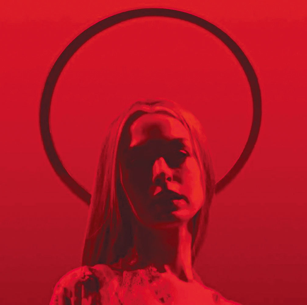 安妮在新片中演歌手，電影公司更為她推出單曲《Burial》。