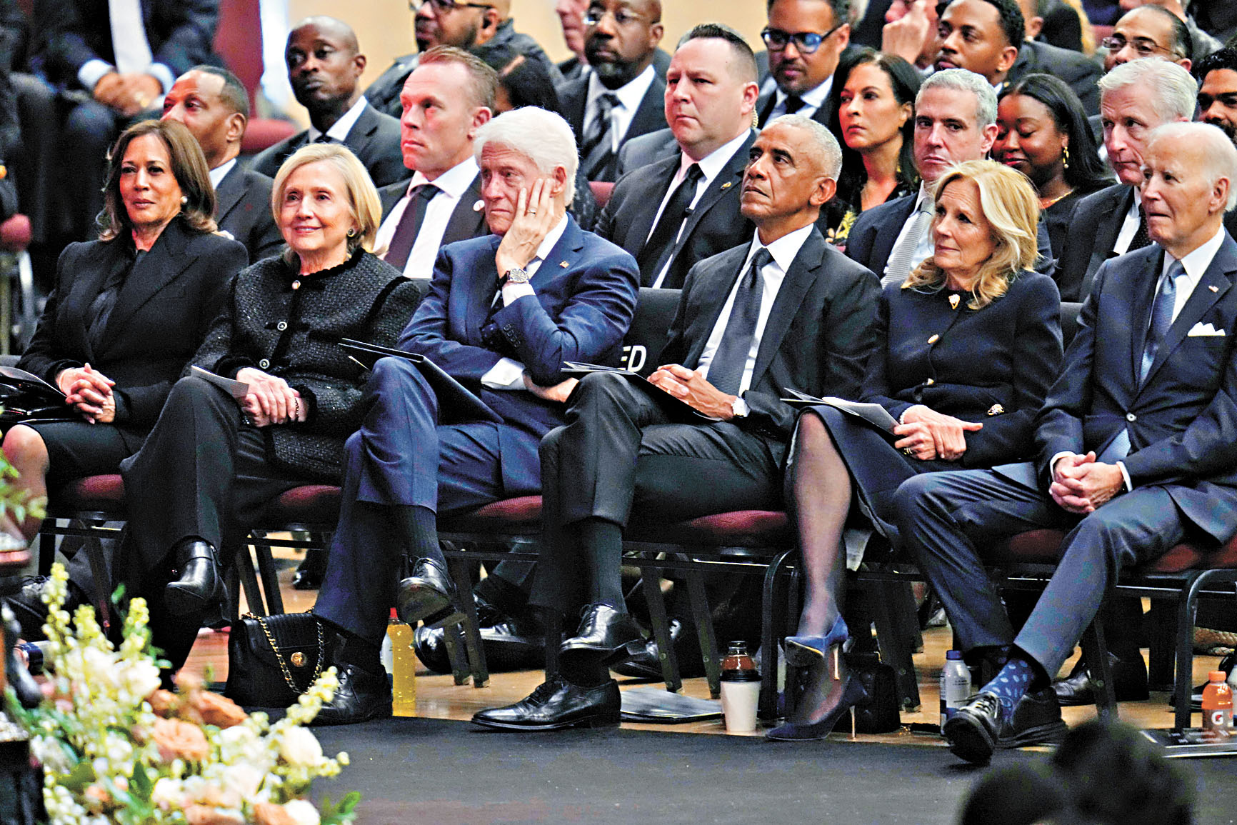 三位前總統送別傑克遜牧師。右起：前總統拜登夫婦、奧巴馬、克林頓、希拉莉與賀錦麗。美聯社